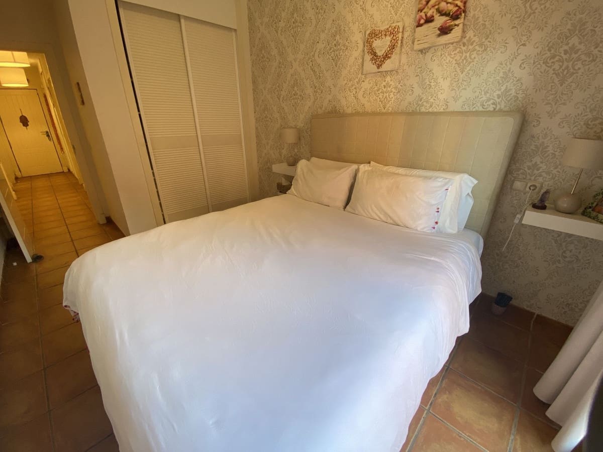 1 soverom Leilighet til salgs i Benahavis med svømmebasseng garasje - € 260 000 (Ref: 9405777)