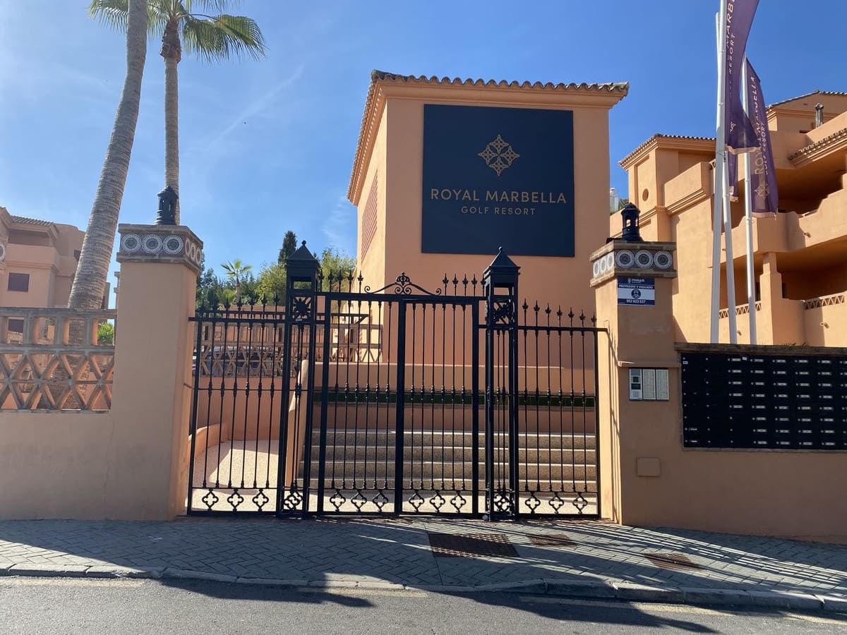 1 soverom Leilighet til salgs i Benahavis med svømmebasseng garasje - € 260 000 (Ref: 9405777)