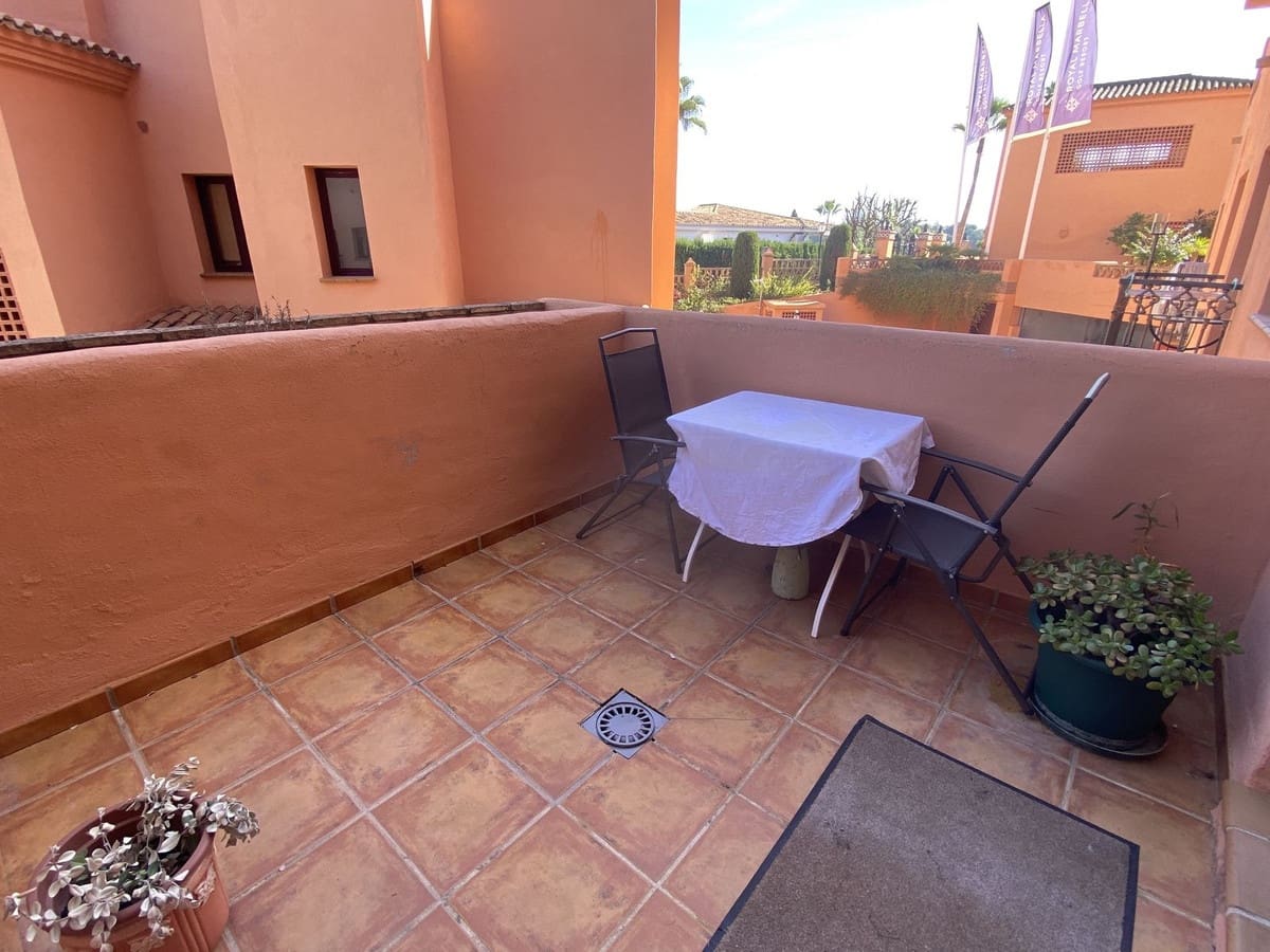 1 soverom Leilighet til salgs i Benahavis med svømmebasseng garasje - € 260 000 (Ref: 9405777)