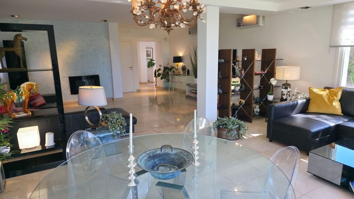 4 soveværelse Villa til salg i Calahonda med swimmingpool garage - € 899.000 (Ref: 9444035)