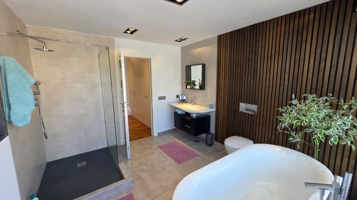 4 soveværelse Villa til salg i Calahonda med swimmingpool garage - € 899.000 (Ref: 9444035)