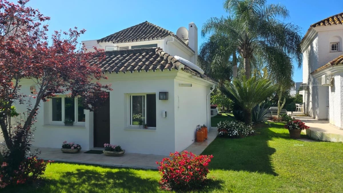 4 soveværelse Villa til salg i Calahonda med swimmingpool garage - € 899.000 (Ref: 9444035)