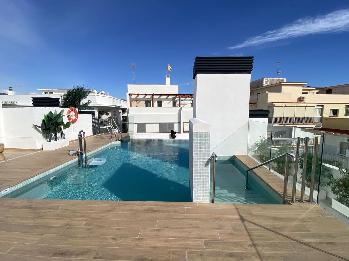 2 bedroom Beach Apartment for sale in Estepona with pool garage - € 645,000 (Ref: 9558985)