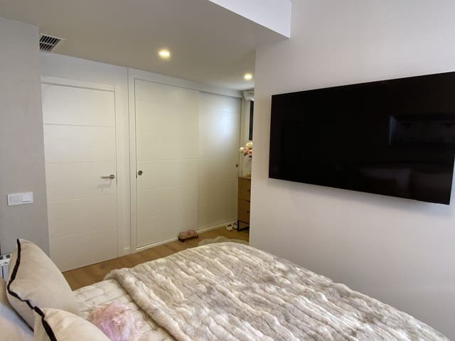 2 sypialnia Apartament przy plaży na sprzedaż w Puerto de Estepona, Estepona z basenem garażem - 625 000 € (Ref: 9558985)