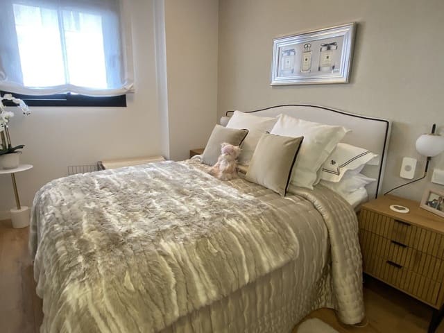 2 sypialnia Apartament przy plaży na sprzedaż w Puerto de Estepona, Estepona z basenem garażem - 625 000 € (Ref: 9558985)