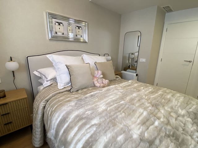 2 sypialnia Apartament przy plaży na sprzedaż w Puerto de Estepona, Estepona z basenem garażem - 625 000 € (Ref: 9558985)