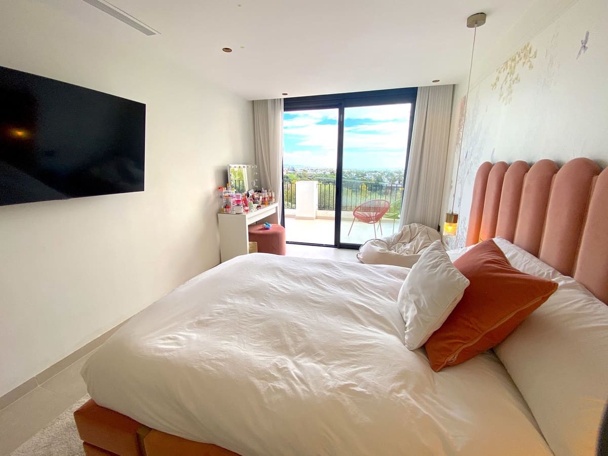 4 bedroom Terraced Villa for sale in La Quinta with pool garage - € 1,495,000 (Ref: 9559744)