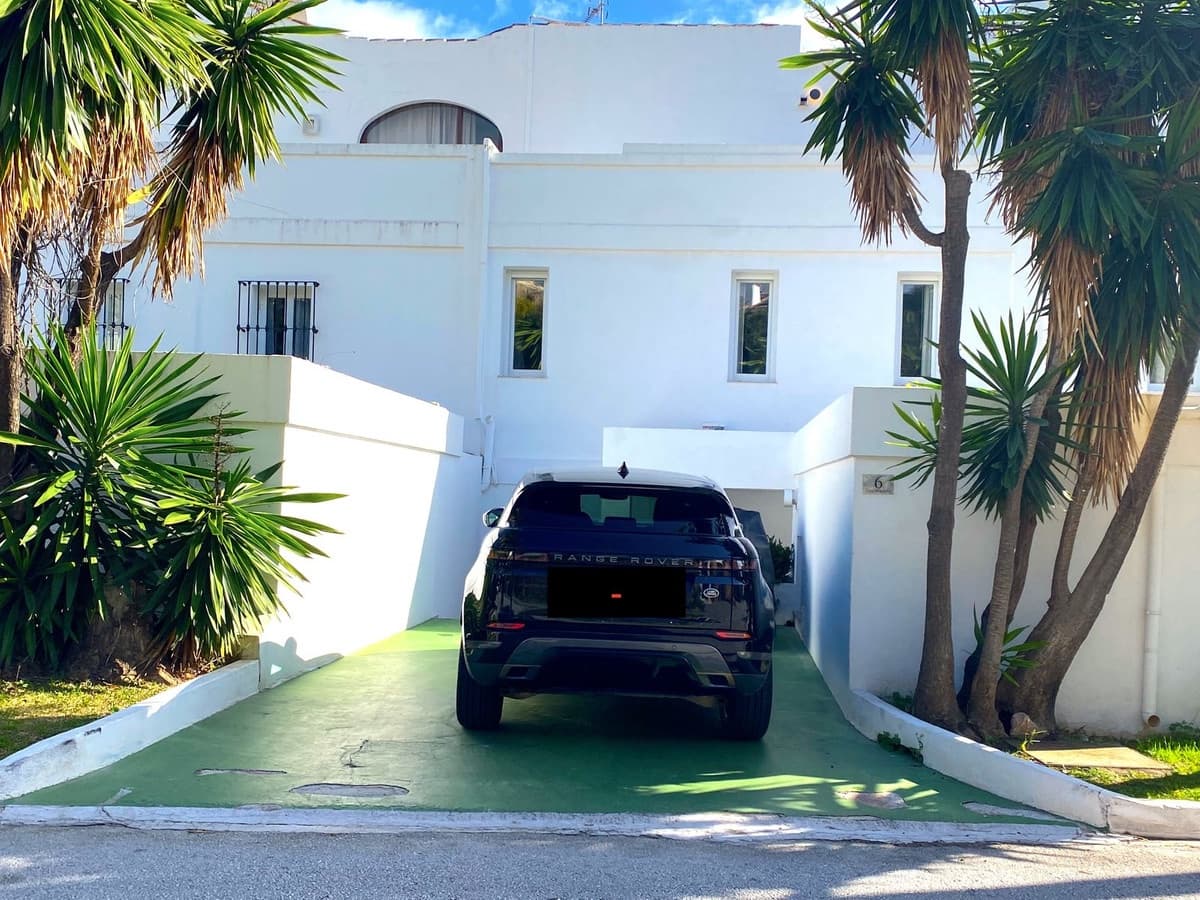 4 bedroom Terraced Villa for sale in La Quinta with pool garage - € 1,495,000 (Ref: 9559744)