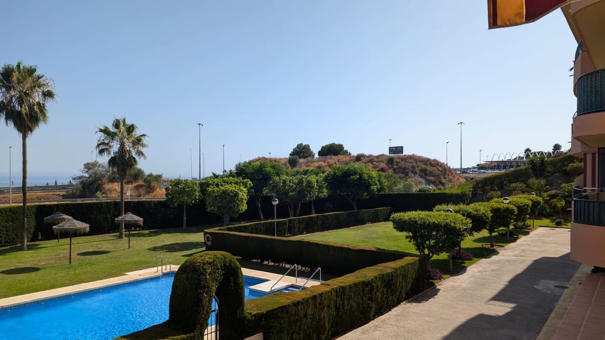 2 makuuhuone Ranta-asunto myytävänä paikassa Riviera del Sol mukana uima-altaan 
autotalli - 295 000 € (Ref: 9585235)