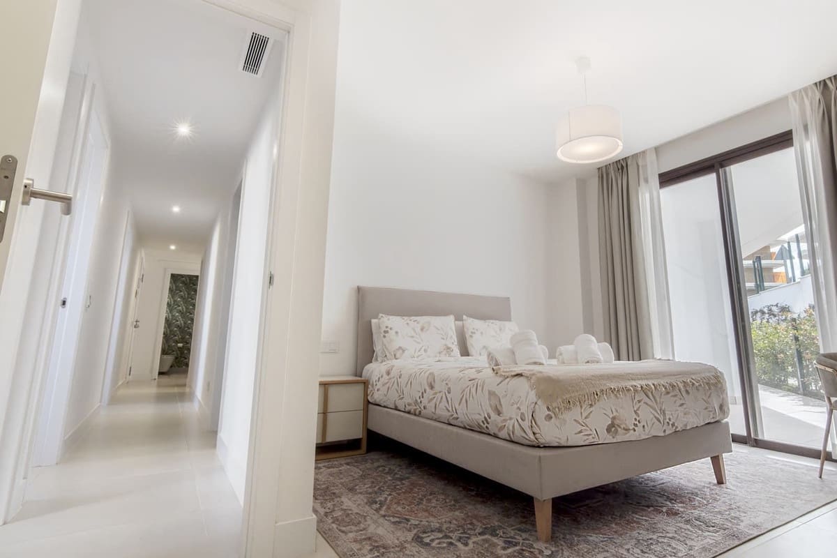 4 bedroom Villa for sale in Benalmadena Costa with pool garage - € 749,000 (Ref: 9739277)