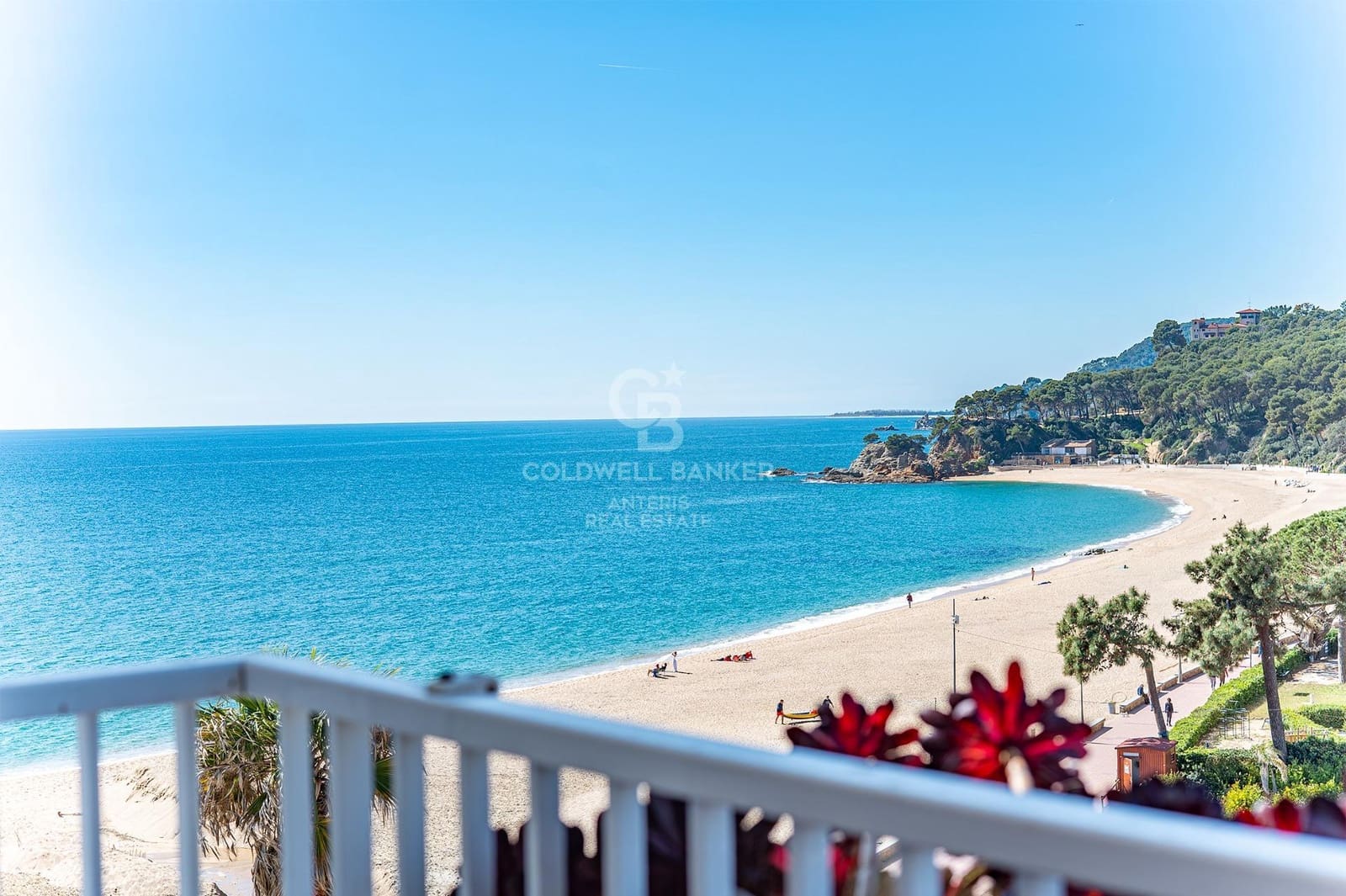 2 bedroom Flat for sale in Lloret de Mar with pool - € 348,000 (Ref: 10059096)