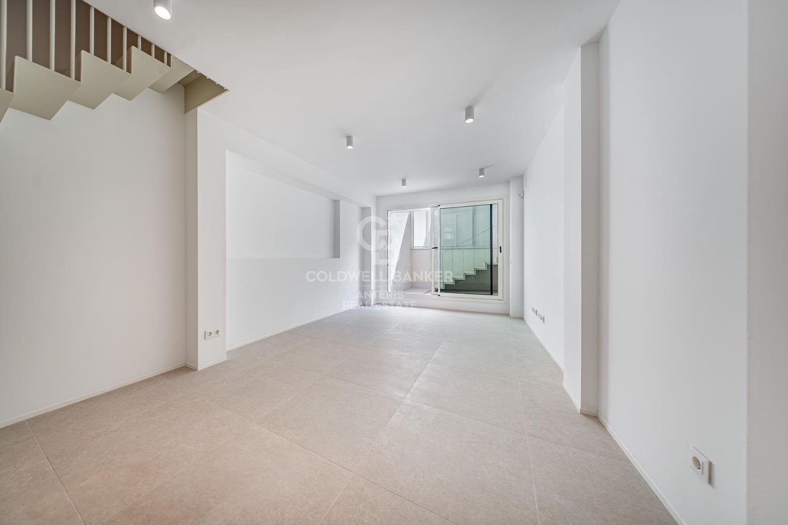 2 bedroom Flat for sale in L'Hospitalet de Llobregat with pool - € 480,000 (Ref: 10059119)