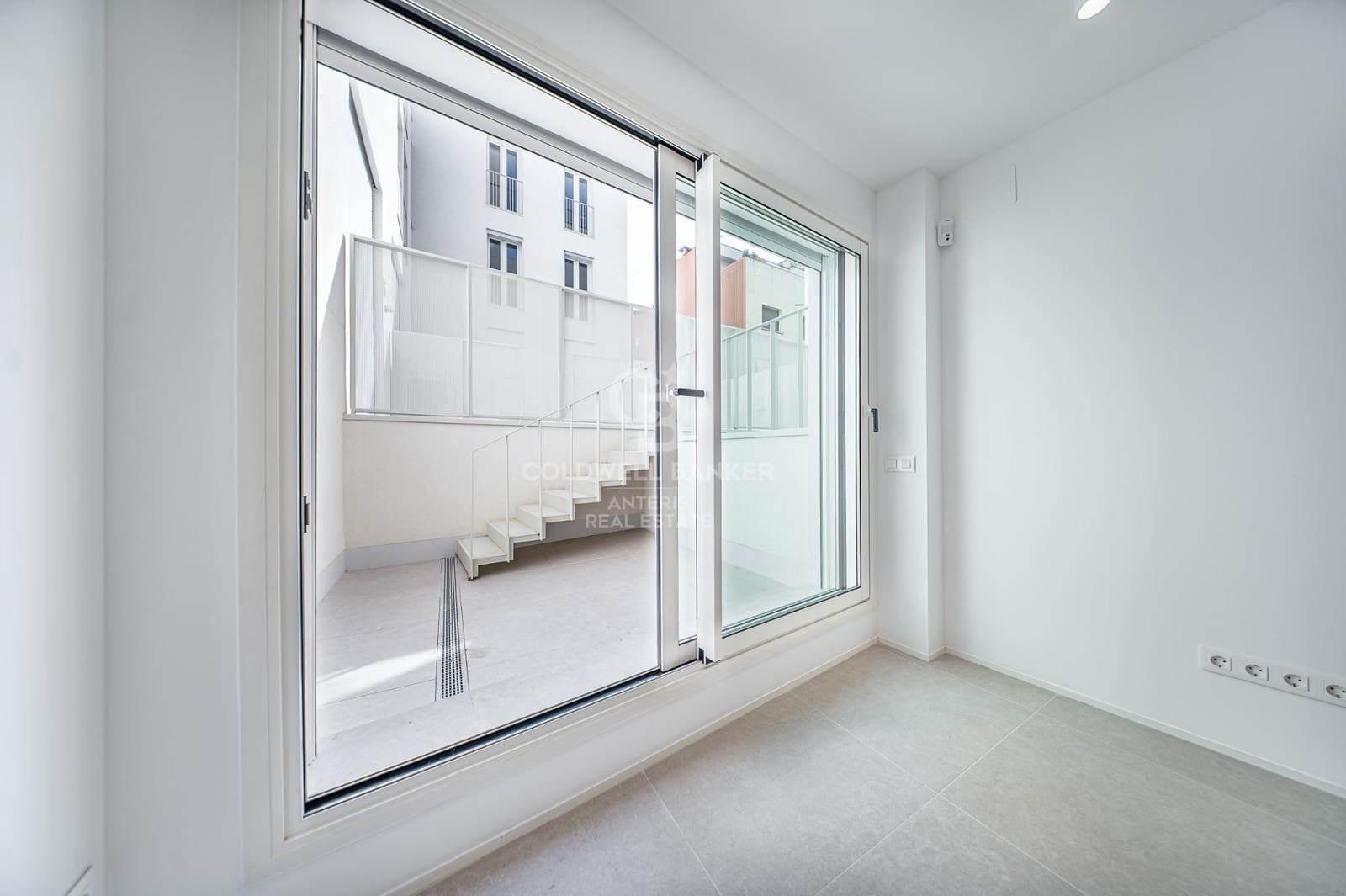 2 bedroom Flat for sale in L'Hospitalet de Llobregat with pool - € 480,000 (Ref: 10059119)