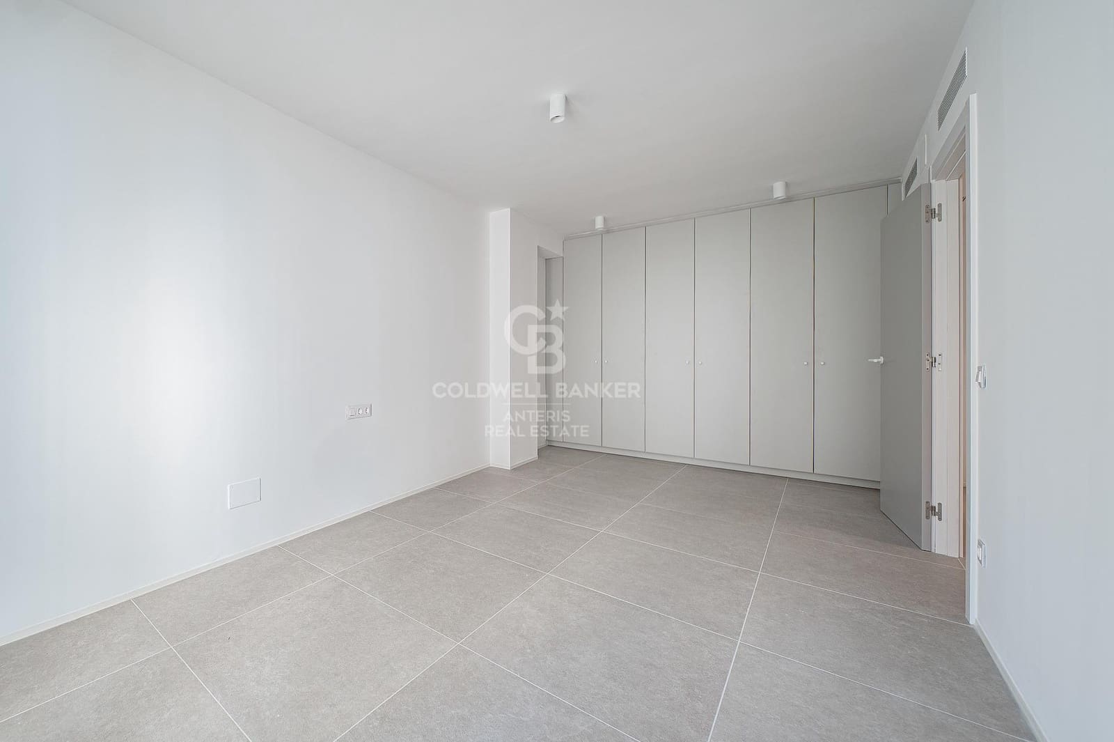 2 bedroom Flat for sale in L'Hospitalet de Llobregat with pool - € 480,000 (Ref: 10059119)