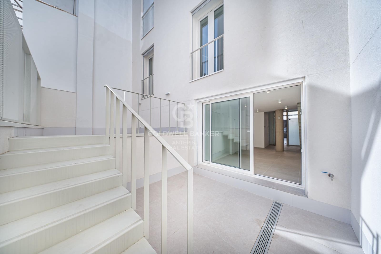 2 bedroom Flat for sale in L'Hospitalet de Llobregat with pool - € 480,000 (Ref: 10059119)