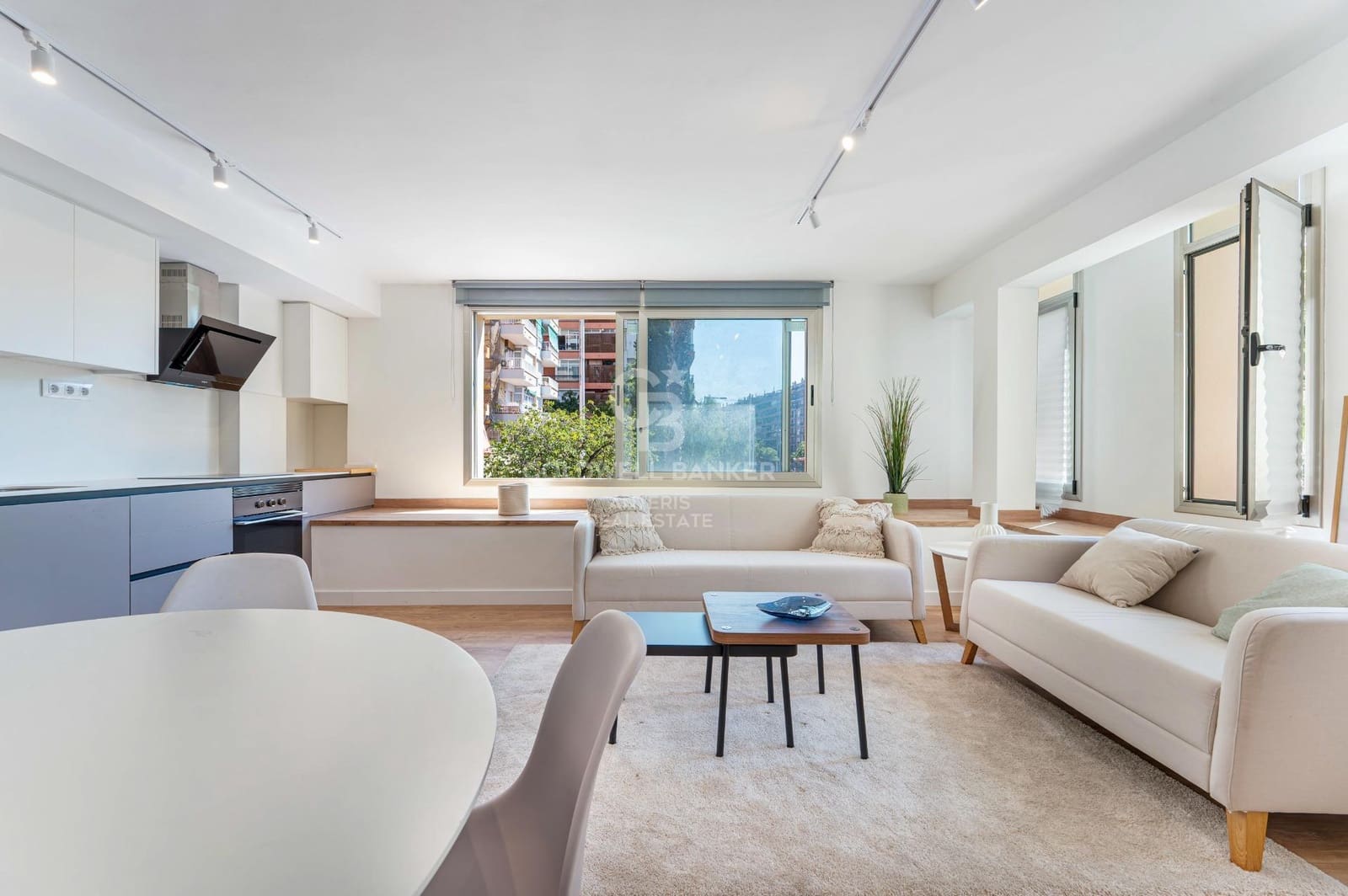 2 bedroom Flat for sale in Barcelona city - € 425,000 (Ref: 10062263)