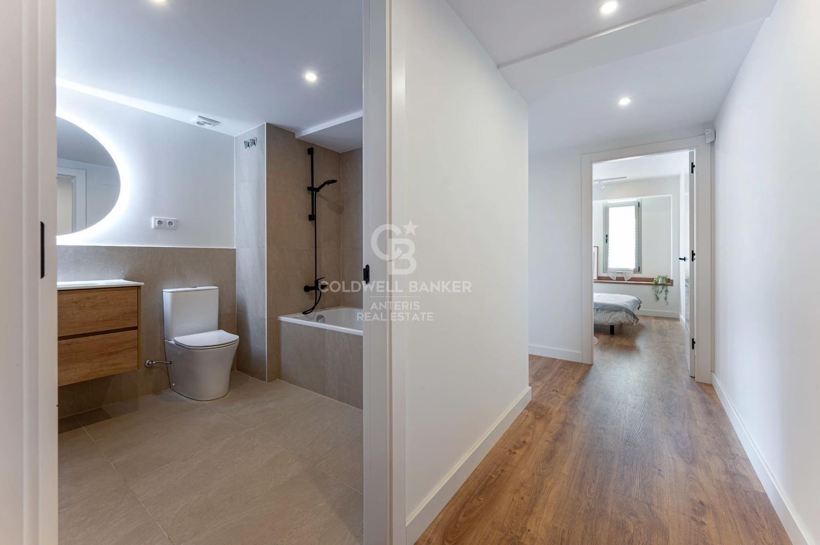 2 bedroom Flat for sale in Barcelona city - € 425,000 (Ref: 10062263)