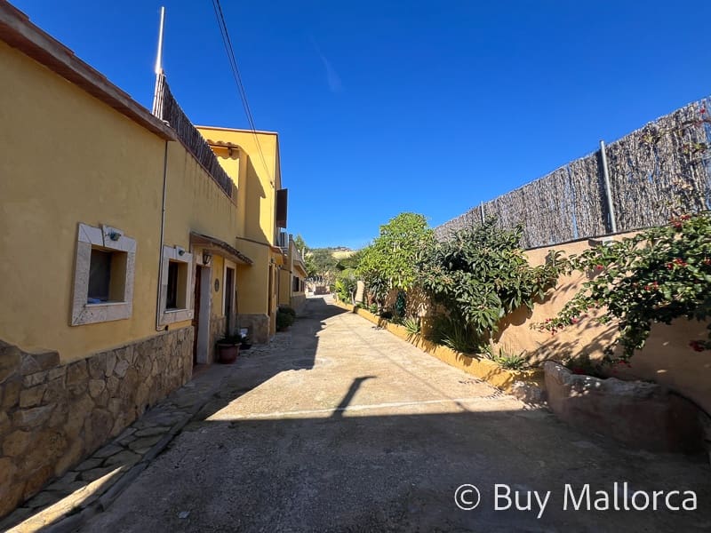 7 bedroom Villa for sale in Andratx - € 650,000 (Ref: 8605516)