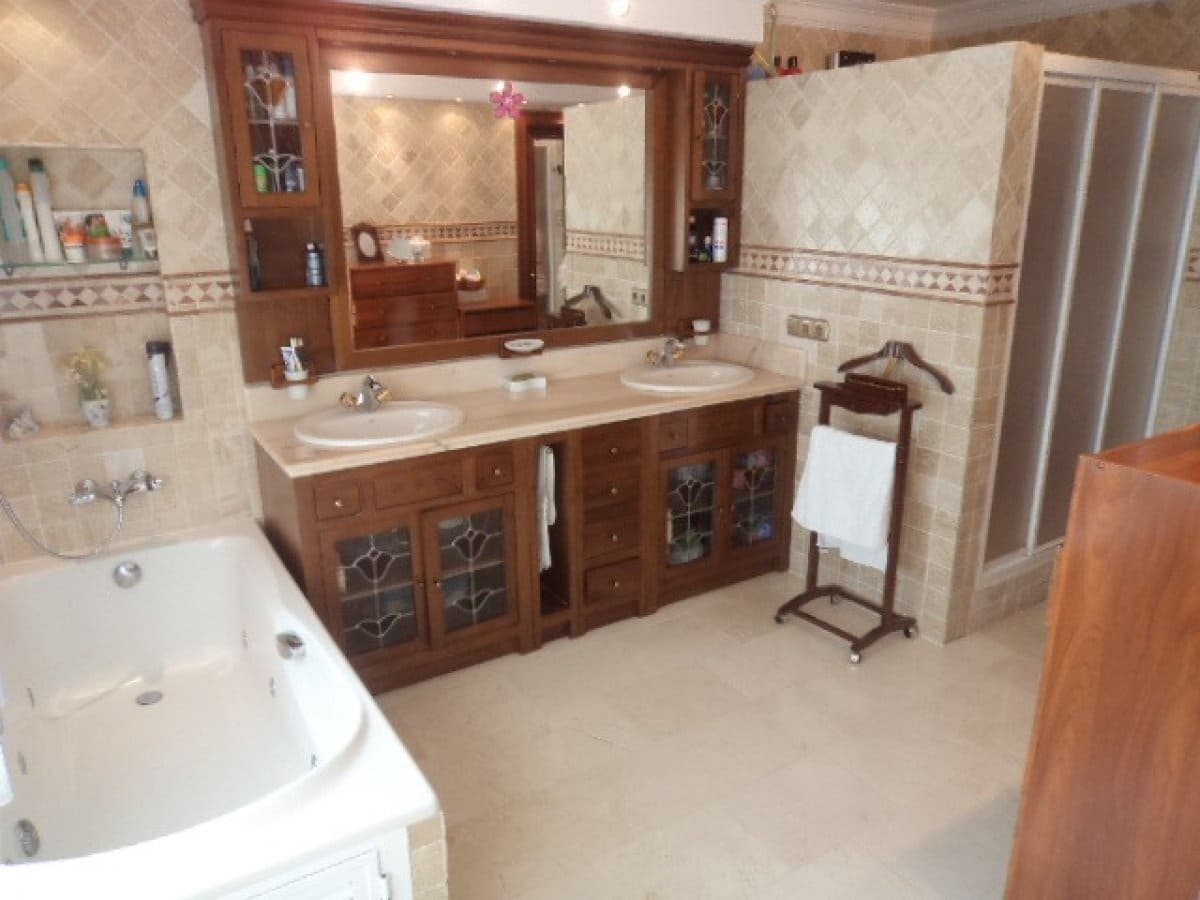 4 soveværelse Semi-Rækkehus til salg i Marbella med swimmingpool garage - € 2.300.000 (Ref: 9164277)