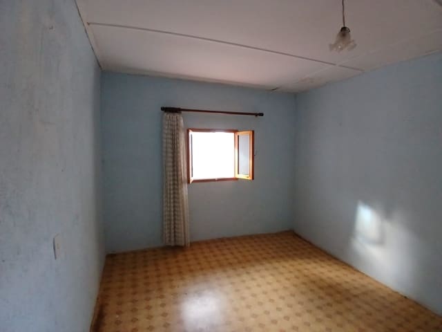 4 bedroom Townhouse for sale in Les Coves de Vinromà with garage - € 38,000 (Ref: 9203462)