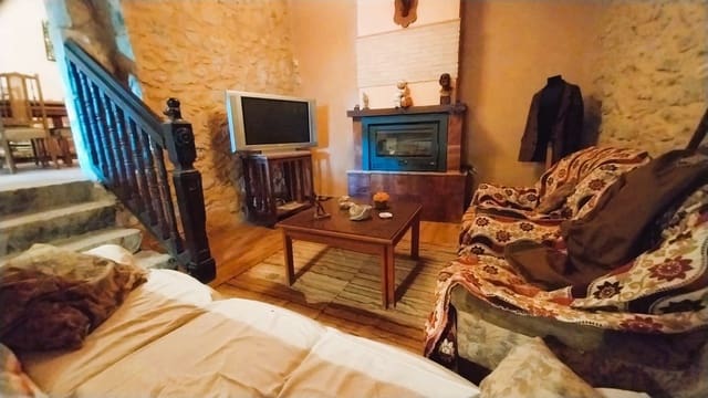 4 bedroom Finca/Country House for sale in Les Coves de Vinromà with garage - € 220,000 (Ref: 9383189)