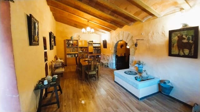 4 bedroom Finca/Country House for sale in Les Coves de Vinromà with garage - € 220,000 (Ref: 9383189)