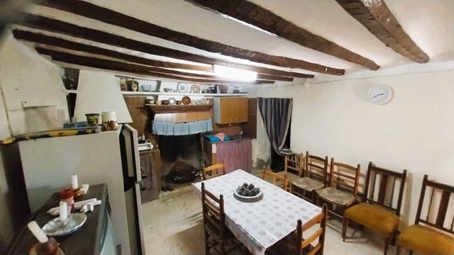 4 bedroom Finca/Country House for sale in Les Coves de Vinromà with garage - € 49,000 (Ref: 9392016)