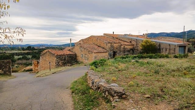4 bedroom Finca/Country House for sale in Les Coves de Vinromà with garage - € 55,000 (Ref: 9403581)