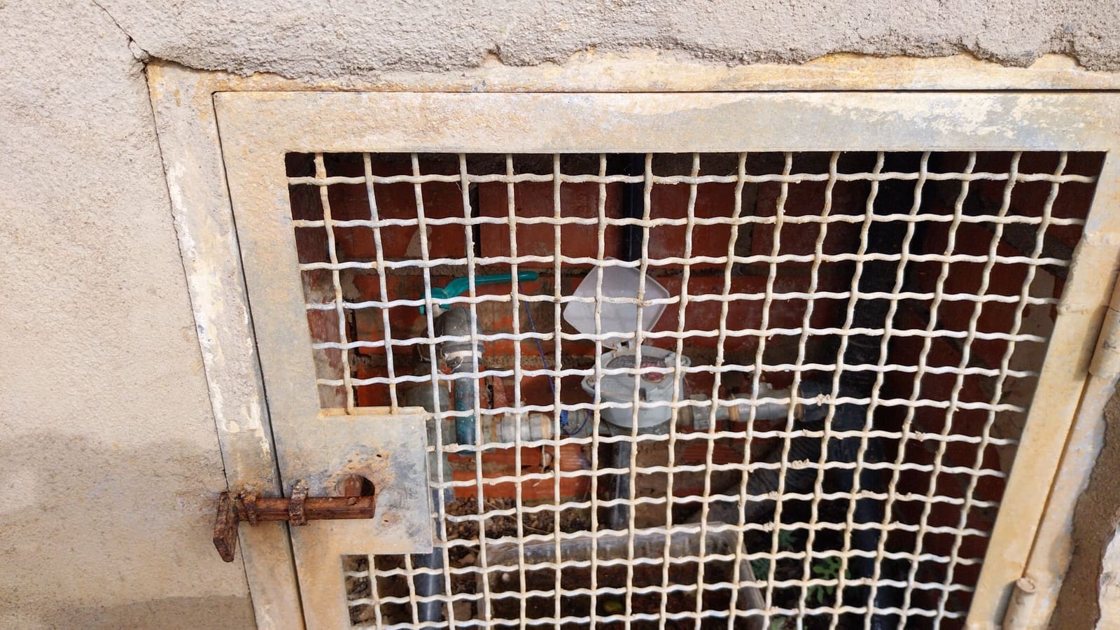 6 bedroom Finca/Country House for sale in Sierra Engarceran with garage - € 149,000 (Ref: 9722670)