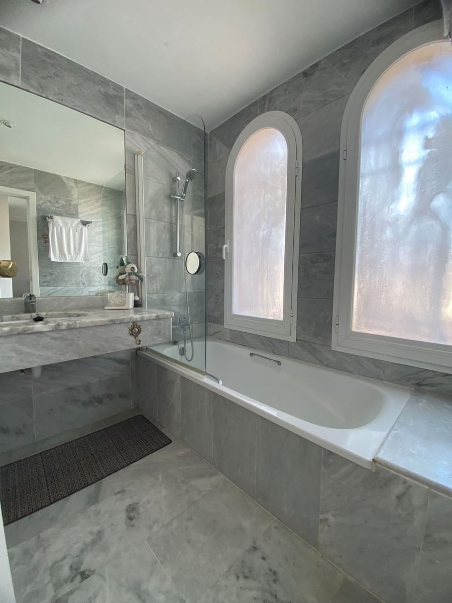 4 sovrum Semi-fristående Villa till salu i Guadalmina med pool garage - 749 000 € (Ref: 9952871)