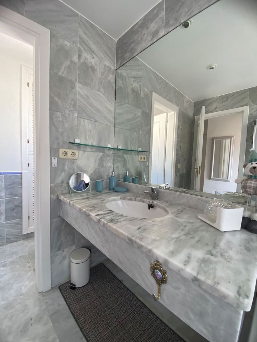 4 sovrum Semi-fristående Villa till salu i Guadalmina med pool garage - 749 000 € (Ref: 9952871)