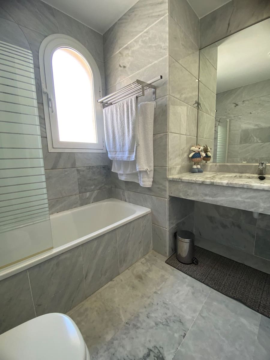 4 sovrum Semi-fristående Villa till salu i Guadalmina med pool garage - 749 000 € (Ref: 9952871)