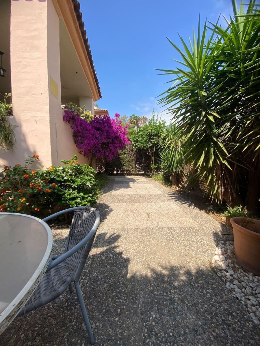 4 sovrum Semi-fristående Villa till salu i Guadalmina med pool garage - 749 000 € (Ref: 9952871)