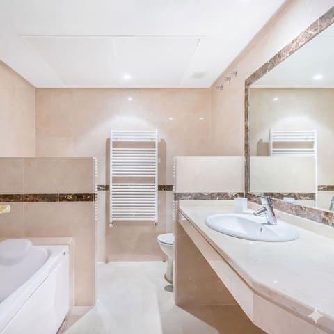 1 soverom Leilighet til salgs i Marbella med svømmebasseng garasje - € 465 000 (Ref: 9952889)