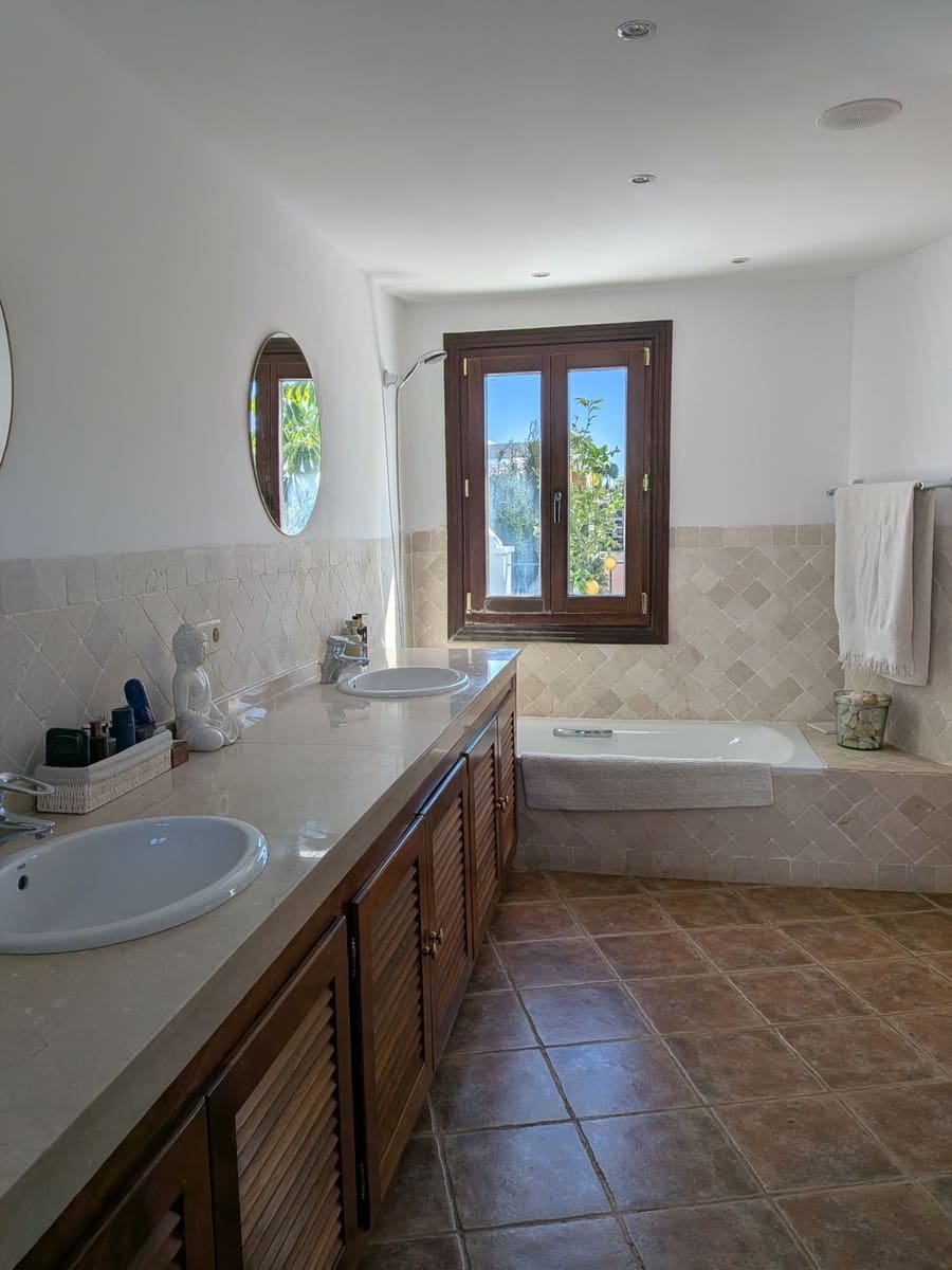 4 chambre Maison de Ville à vendre à Estepona avec piscine garage - 729 000 € (Ref: 9952890)