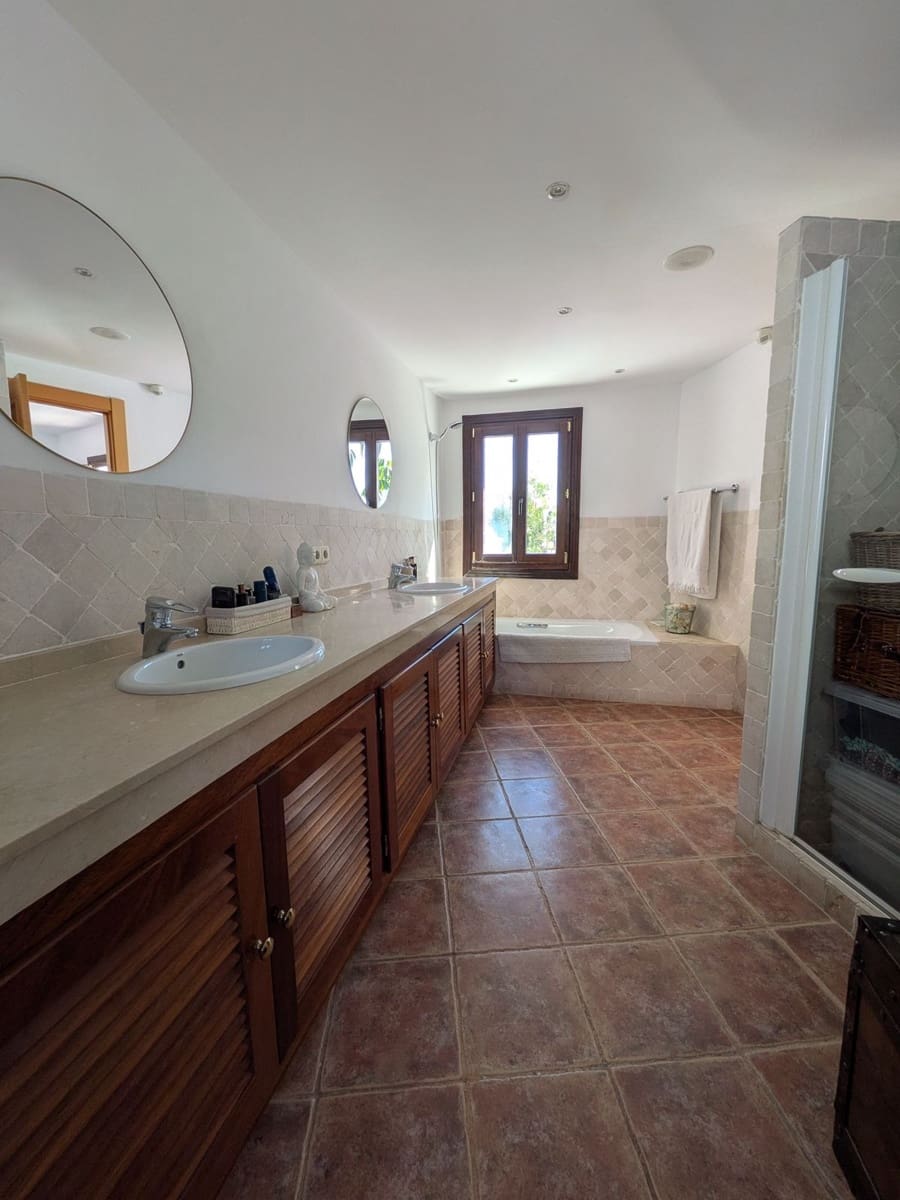 4 chambre Maison de Ville à vendre à Estepona avec piscine garage - 729 000 € (Ref: 9952890)