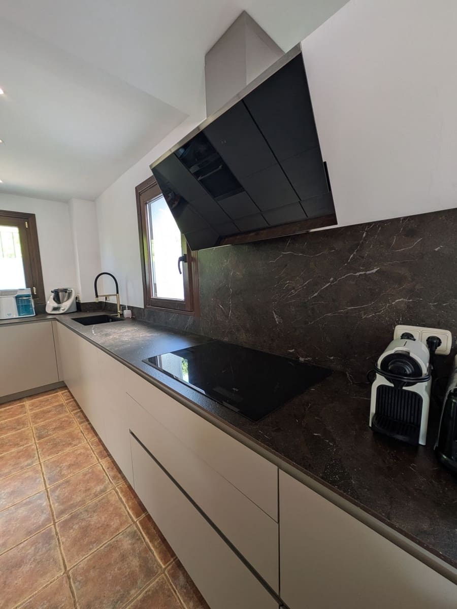 4 chambre Maison de Ville à vendre à Estepona avec piscine garage - 729 000 € (Ref: 9952890)