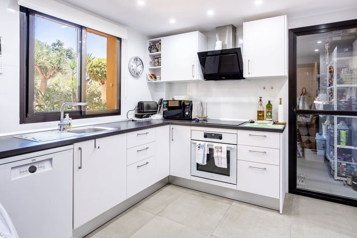 3 sypialnia Apartament na sprzedaż w Estepona z basenem garażem - 395 000 € (Ref: 9955471)