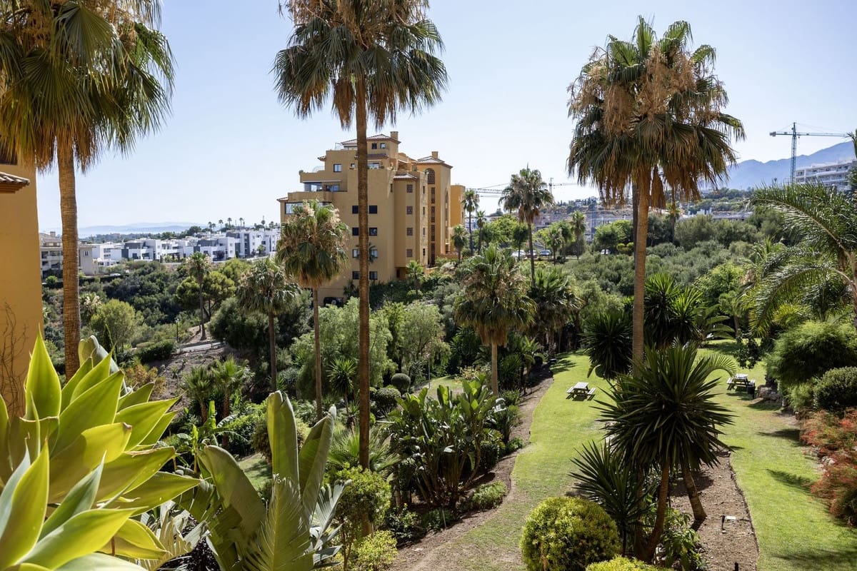 3 sypialnia Apartament na sprzedaż w Estepona z basenem garażem - 395 000 € (Ref: 9955471)