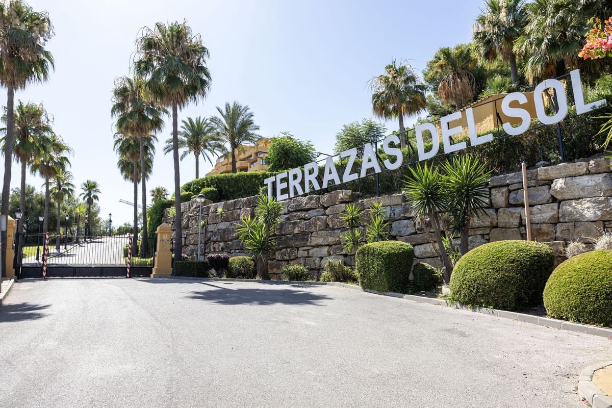 3 sypialnia Apartament na sprzedaż w Estepona z basenem garażem - 395 000 € (Ref: 9955471)