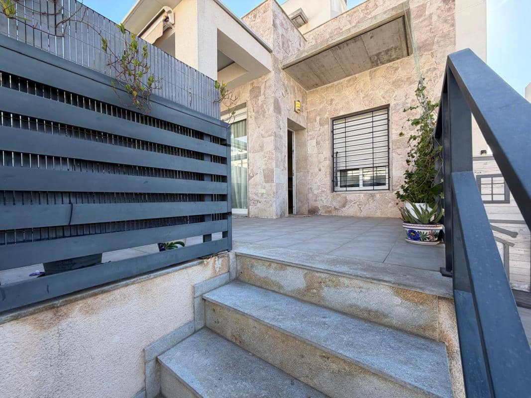 3 soveværelse Byhus til salg i Torrevieja med swimmingpool garage - € 370.000 (Ref: 10181216)