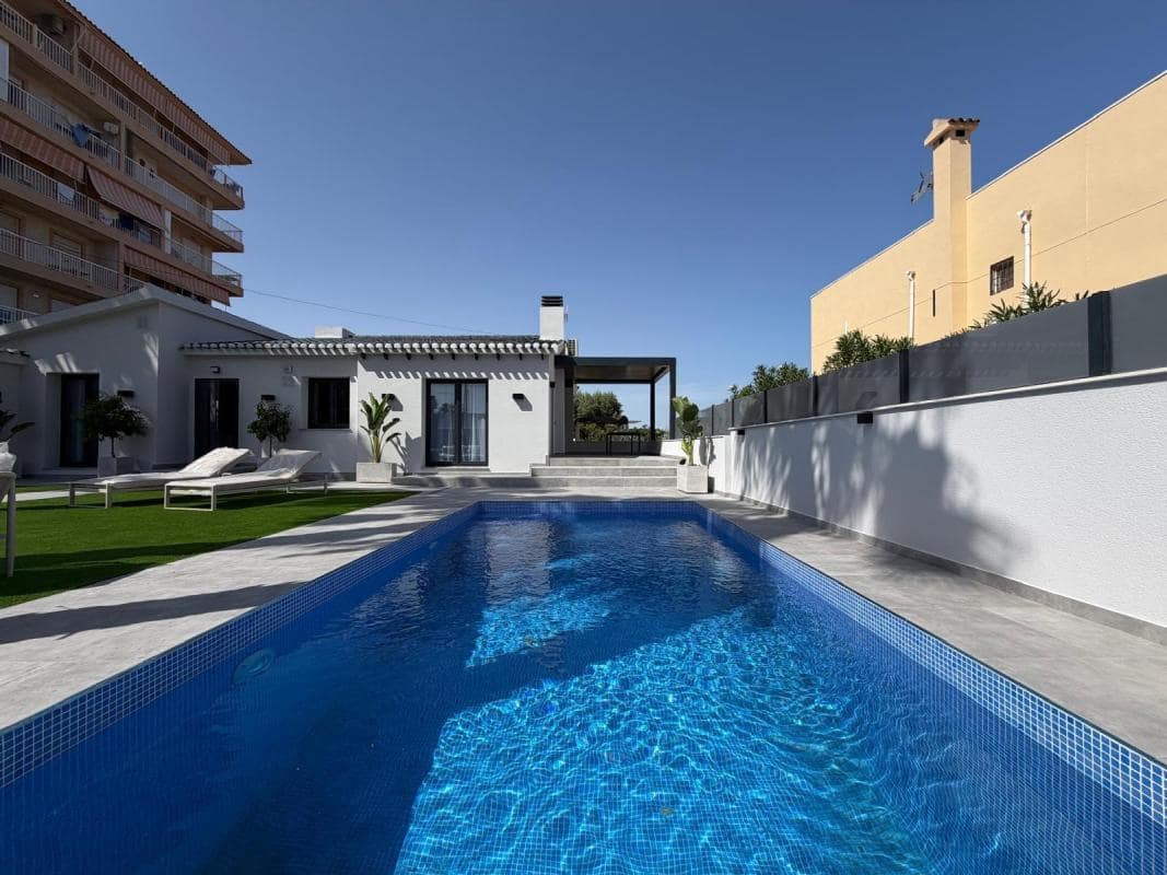 4 bedroom Villa for sale in Torrevieja with pool garage - € 699,000 (Ref: 10181274)