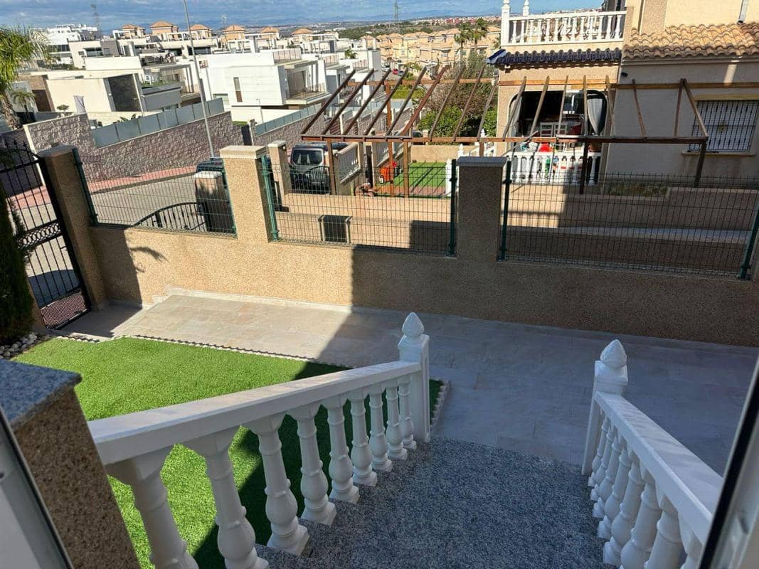 4 soveværelse Villa til salg i Torrevieja med swimmingpool - € 470.000 (Ref: 10181300)