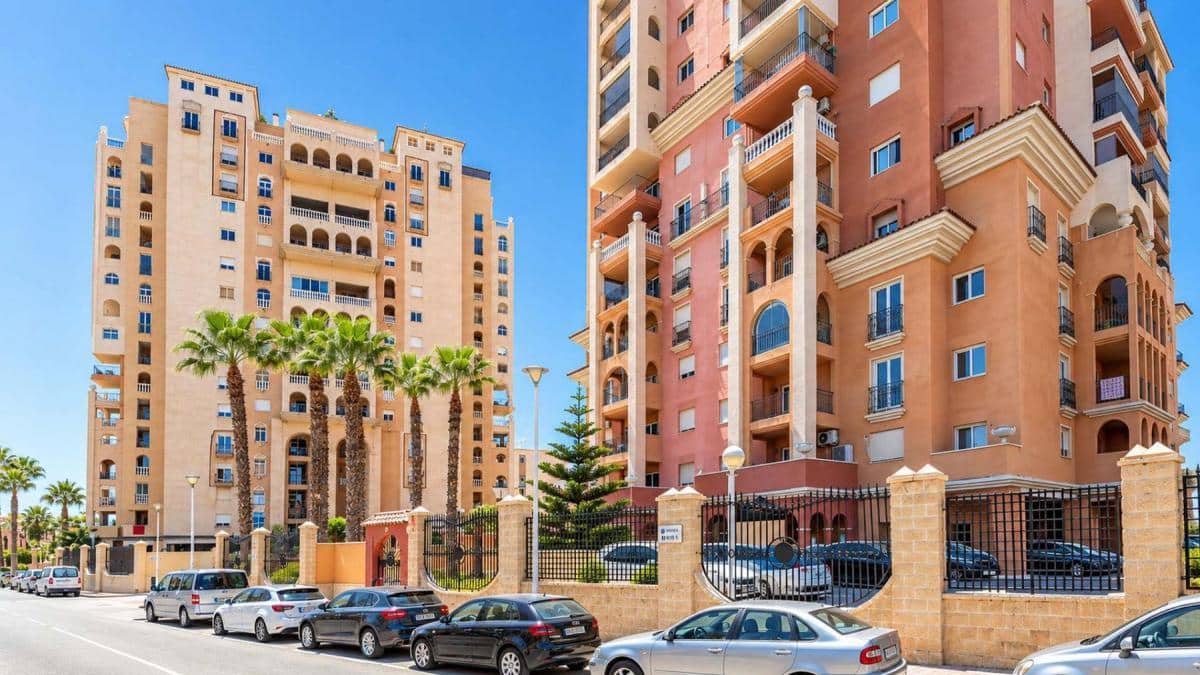 2 soveværelse Lejlighed til salg i Torrevieja med swimmingpool garage - € 260.000 (Ref: 10181309)