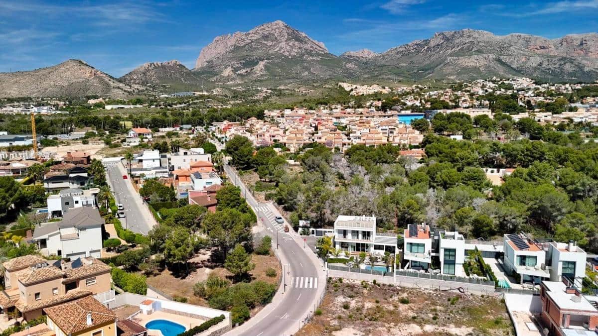 4 bedroom Villa for sale in La Nucia with pool garage - € 854,000 (Ref: 10181314)