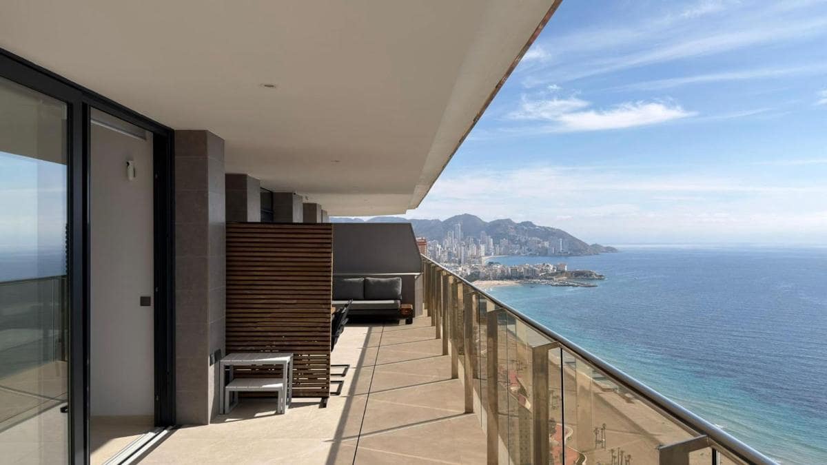 3 bedroom Apartment for sale in Benidorm with pool garage - € 1,439,000 (Ref: 10181330)