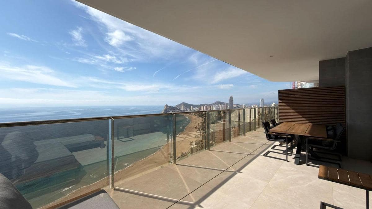 3 bedroom Apartment for sale in Benidorm with pool garage - € 1,439,000 (Ref: 10181330)