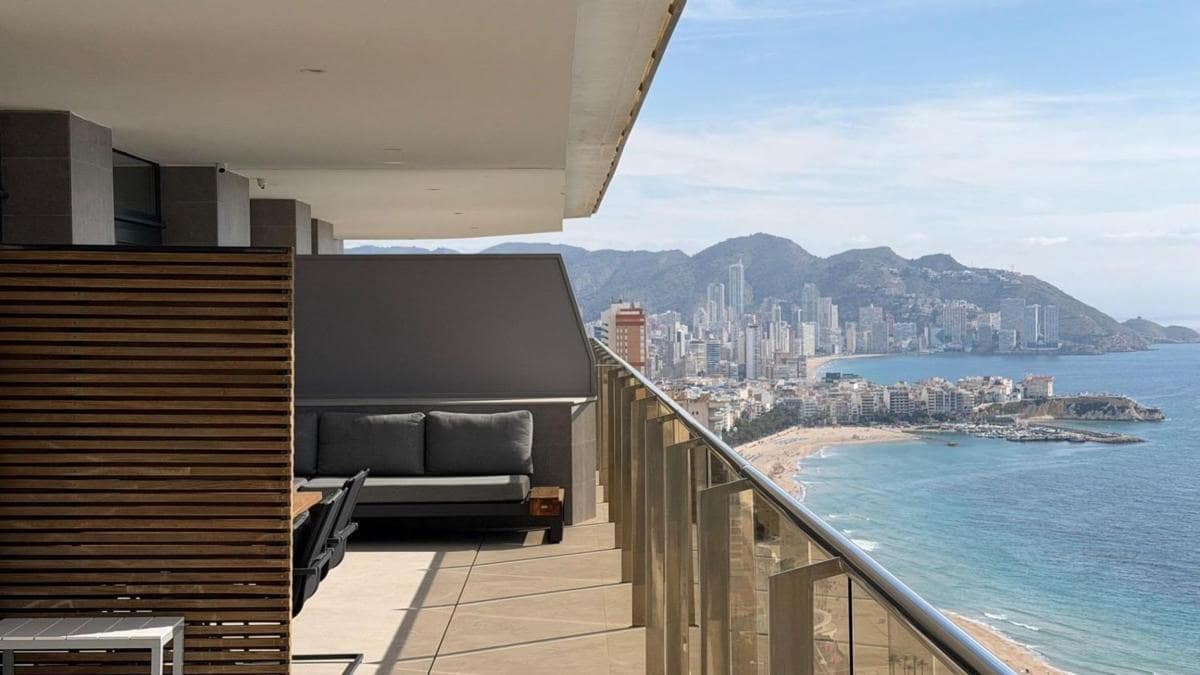 3 bedroom Apartment for sale in Benidorm with pool garage - € 1,439,000 (Ref: 10181330)