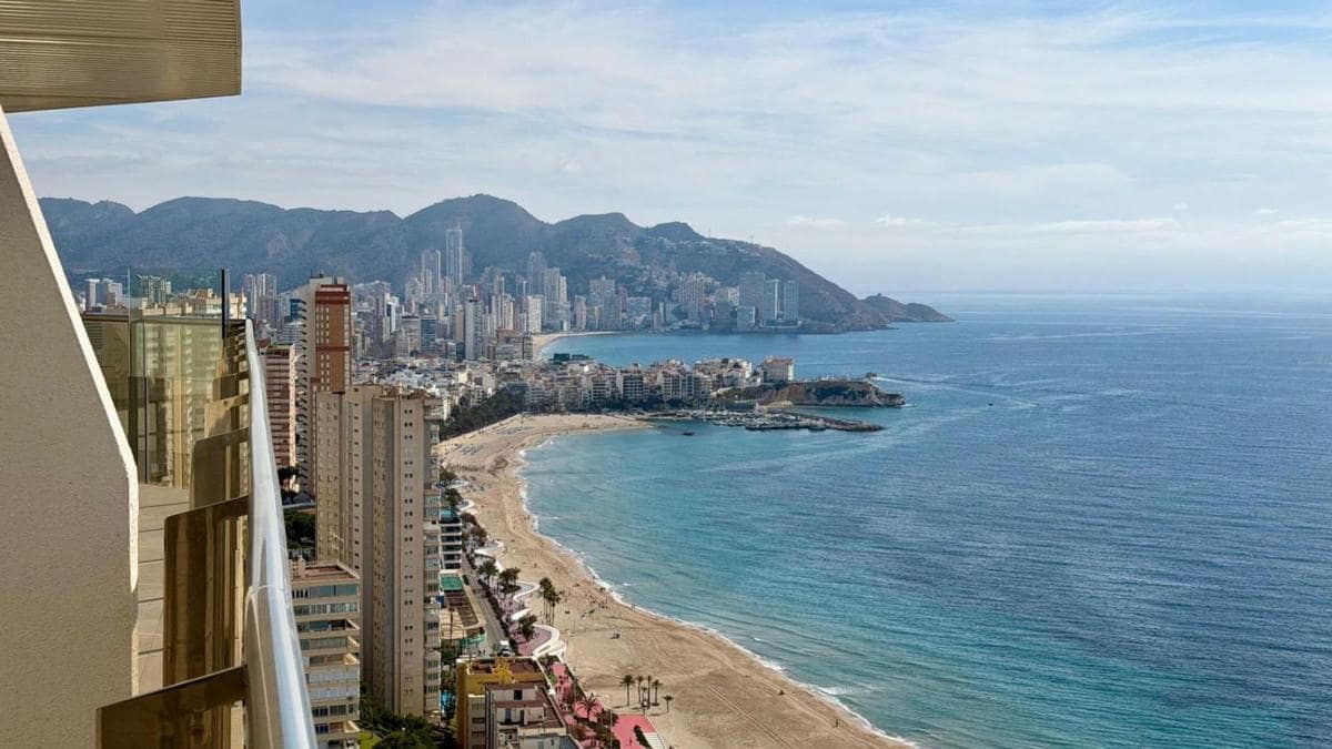 3 bedroom Apartment for sale in Benidorm with pool garage - € 1,439,000 (Ref: 10181330)