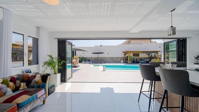 3 slaapkamer Villa te koop in Las Filipinas met zwembad garage - € 770.000 (Ref: 10181510)
